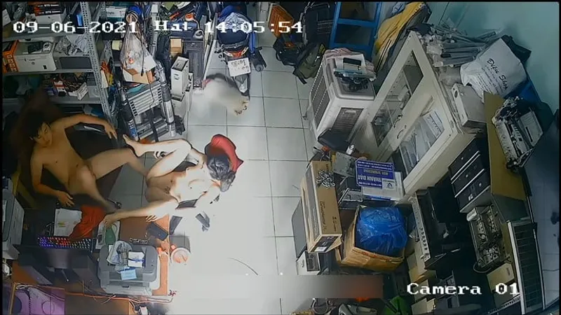 Bà xã anh xã xoạc nhau trong của hàng máy tính
